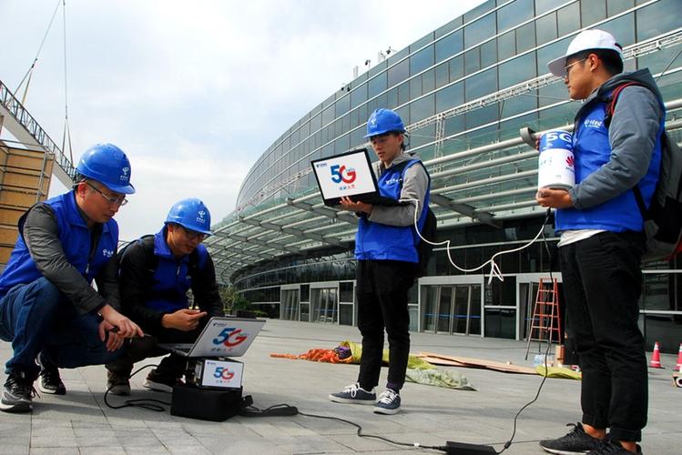 中国电信的工作人员在海峡国际会展中心场馆外测试5g信号.资料图